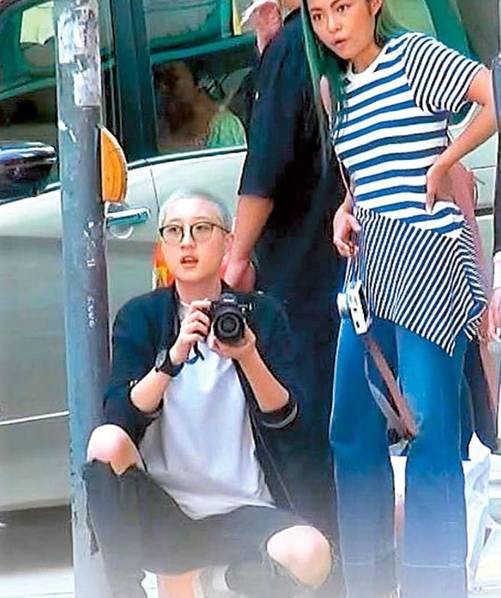 Bạn gái đồng tính xác nhận đính hôn với con rơi Thành Long, cả 2 cùng làm chủ studio chụp ảnh