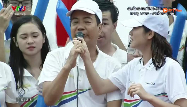 Nữ sinh Quảng Ninh đội mưa cổ vũ chung kết Olympia được hỏi xin info nhiều nhất hôm nay