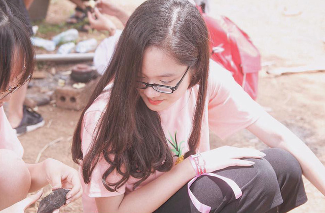 Nữ sinh Quảng Ninh đội mưa cổ vũ chung kết Olympia được hỏi xin info nhiều nhất hôm nay