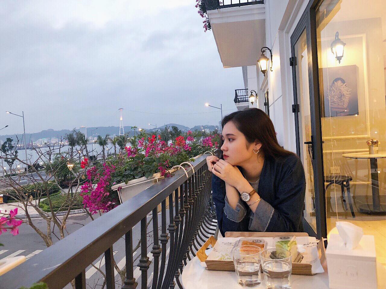 Nữ sinh Quảng Ninh đội mưa cổ vũ chung kết Olympia được hỏi xin info nhiều nhất hôm nay