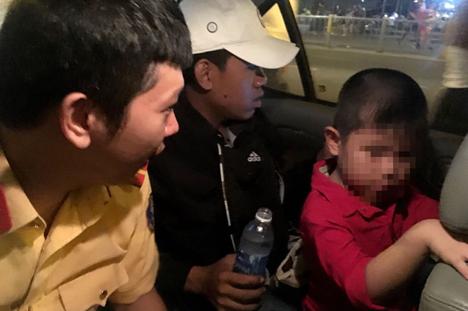 Cảnh sát giao thông tìm mẹ giúp bé trai 5 tuổi đi lạc ở Sài Gòn
