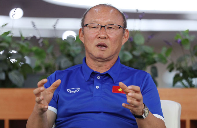 HLV Park lý giải hành động xoa đầu Son Heung-min khi bị nghe lỏm