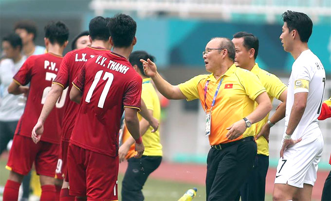 HLV Park lý giải hành động xoa đầu Son Heung-min khi bị nghe lỏm