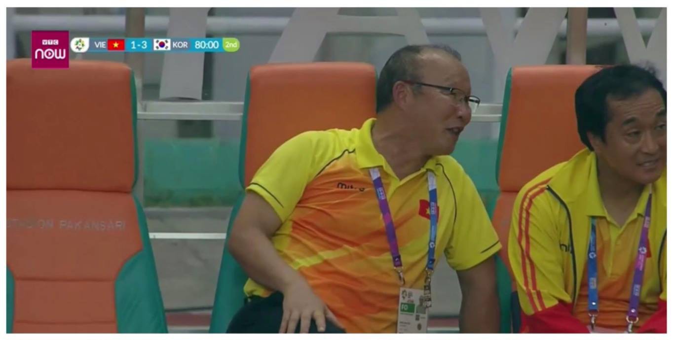 HLV Park Hang Seo nghĩ gì khi bị CĐV quá khích Việt Nam ném đá?