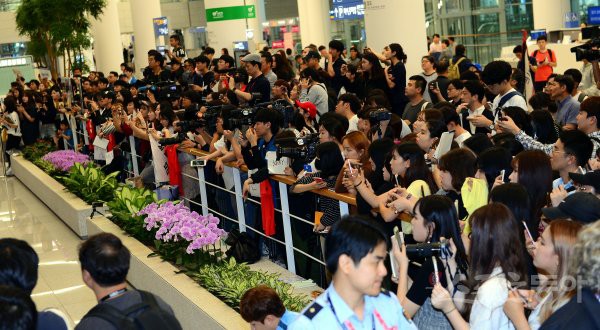 Không còn bị ném trứng, Son Heung-min và đồng đội được chào đón như người hùng khi về Hàn Quốc