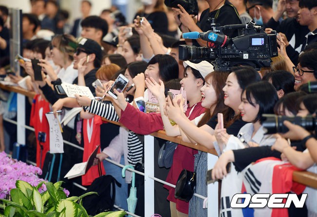 Không còn bị ném trứng, Son Heung-min và đồng đội được chào đón như người hùng khi về Hàn Quốc