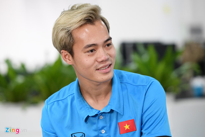 Văn Toàn quát cầu thủ Syria: Không thấy có người đang nằm sân à?