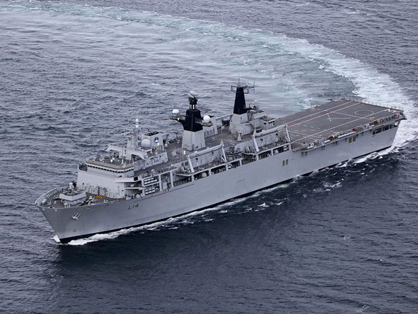 Tàu đổ bộ HMS Albion đánh bại tên lửa hành trình