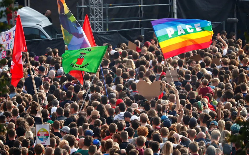 Thành phố của Đức tê liệt vì 2 phe tả - hữu biểu tình chống nhau