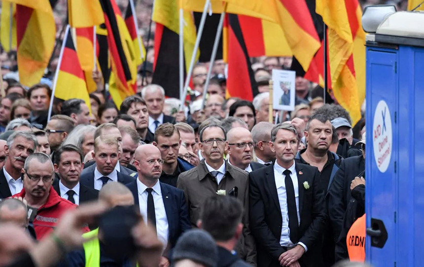 Thành phố của Đức tê liệt vì 2 phe tả - hữu biểu tình chống nhau