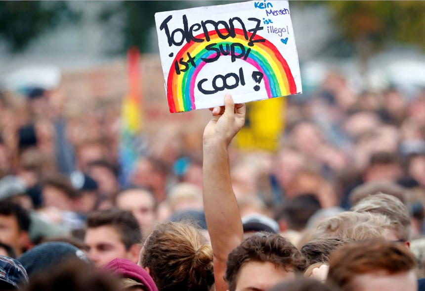 Thành phố của Đức tê liệt vì 2 phe tả - hữu biểu tình chống nhau