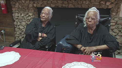 Hai cụ bà song sinh ở Mỹ cùng đón sinh nhật 102 tuổi