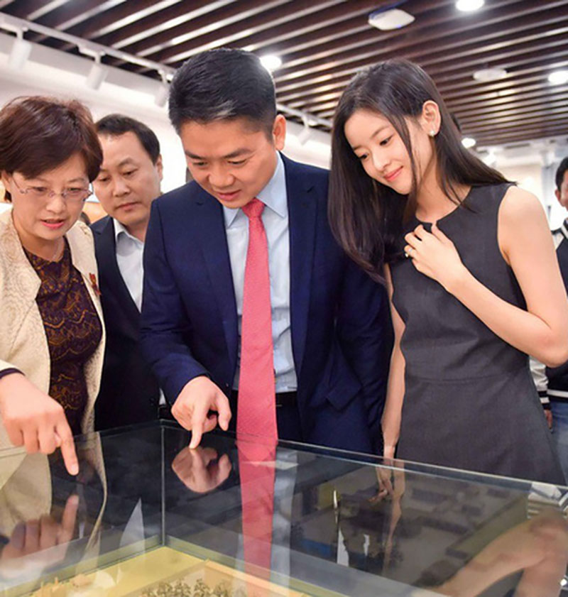 Hồng nhan bạc phận: chồng tỷ phú hơn 19 tuổi dính vào bê bối tình dục, cư dân mạng Trung Quốc bày tỏ cảm thông với Hot girl trà sữa