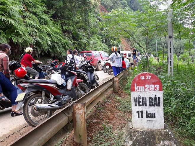 Lãnh đạo xã nói về clip công an bảo kê thu tiền qua điểm sạt lở với giá 10 ngàn thôi nhé