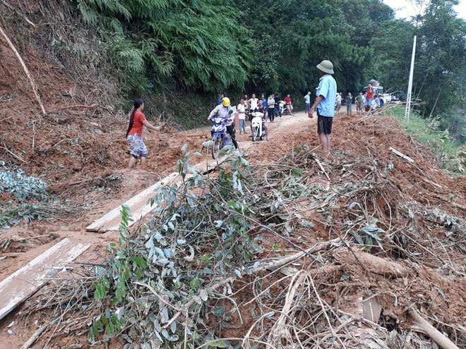 Lãnh đạo xã nói về clip công an bảo kê thu tiền qua điểm sạt lở với giá 10 ngàn thôi nhé