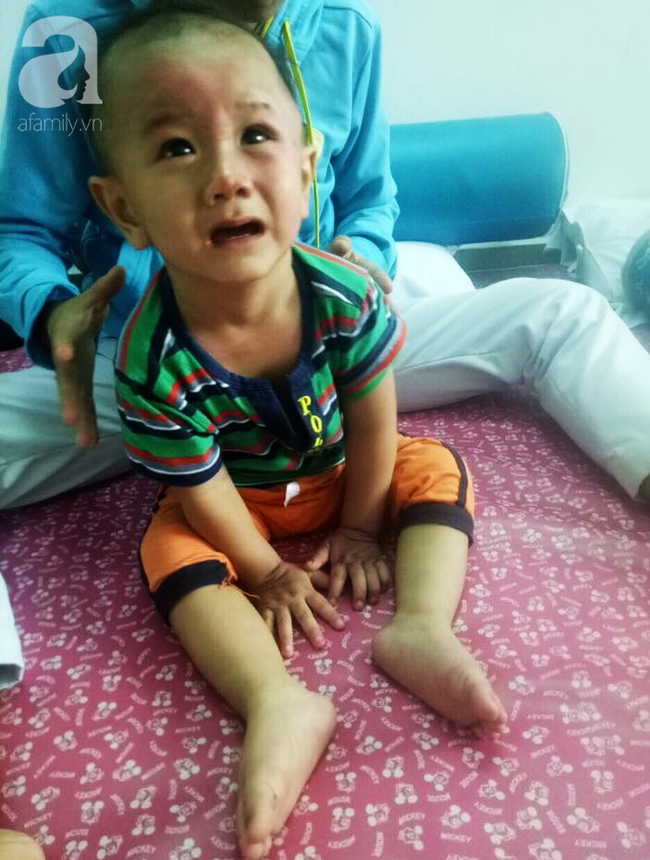 Thương tâm: Vợ bị xe rác cán tử vong trên đường về nhà, người đàn ông tuyệt vọng tìm cách cứu đôi chân cho con trai 1 tuổi