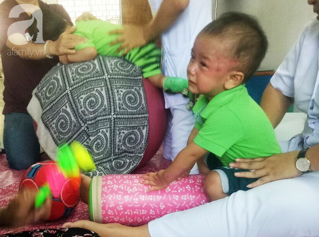 Thương tâm: Vợ bị xe rác cán tử vong trên đường về nhà, người đàn ông tuyệt vọng tìm cách cứu đôi chân cho con trai 1 tuổi