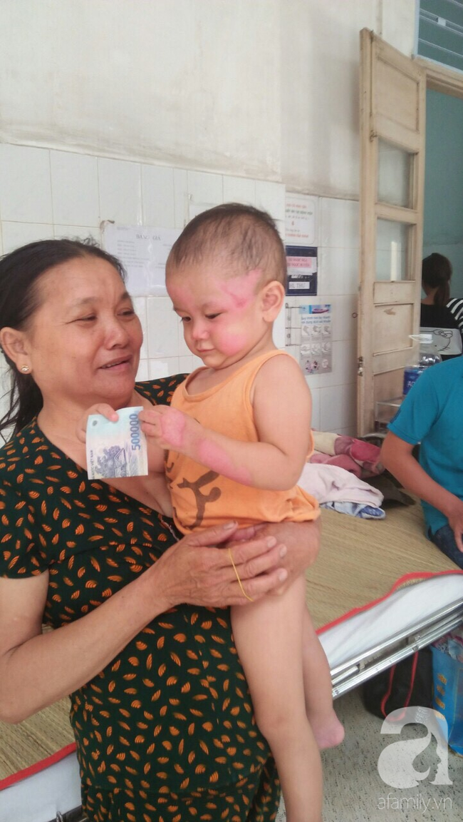 Thương tâm: Vợ bị xe rác cán tử vong trên đường về nhà, người đàn ông tuyệt vọng tìm cách cứu đôi chân cho con trai 1 tuổi