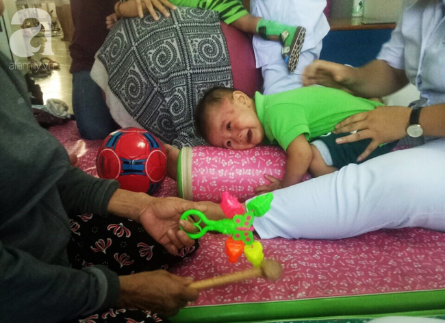 Thương tâm: Vợ bị xe rác cán tử vong trên đường về nhà, người đàn ông tuyệt vọng tìm cách cứu đôi chân cho con trai 1 tuổi