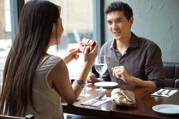 Đã xác định lấy cô ấy làm vợ rồi mà không hiểu sao khi nhìn cô ấy ngoan ngoãn nghe lời mình, tôi lại muốn từ bỏ ý định