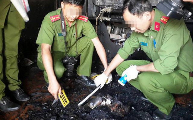 Phá cửa căn nhà cháy, phát hiện thi thể nam trong thùng kim loại, xung quanh có mùi xăng