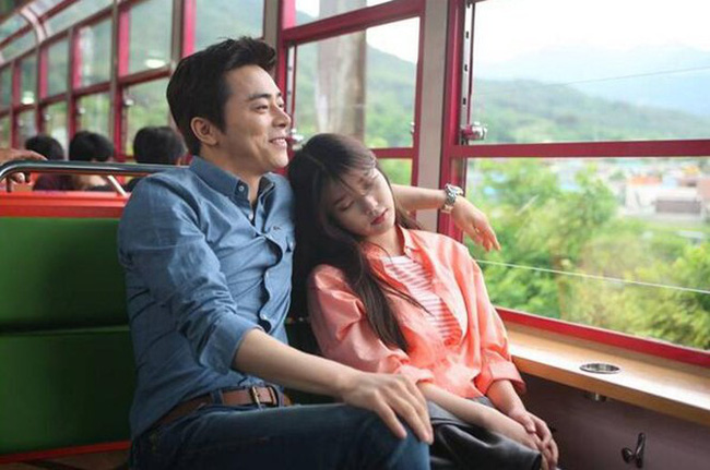 Đi xe khách, chồng cho gái lạ dựa vào vai ngủ và diễn biến sau đó khiến chị em sôi máu