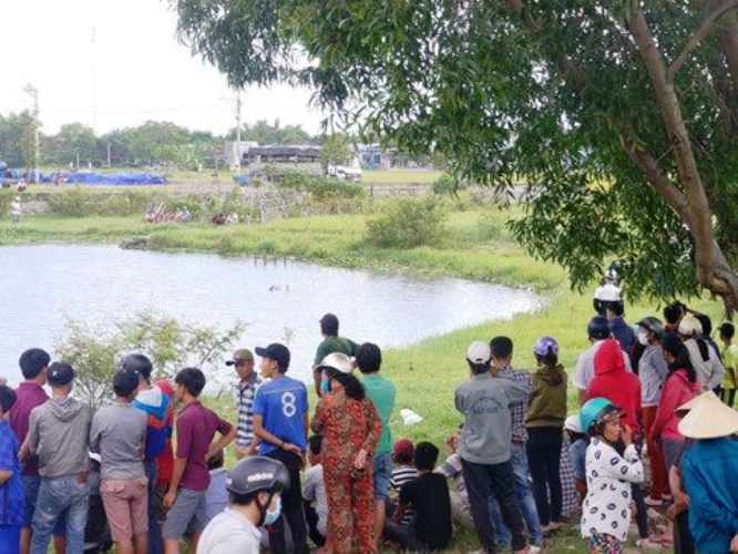 Thi thể người phụ nữ nổi trên sông, trên tay đeo ví tiền và chùm chìa khóa Thi thể người phụ nữ nổi trên sông, trên tay đeo ví tiền và chùm chìa khóa