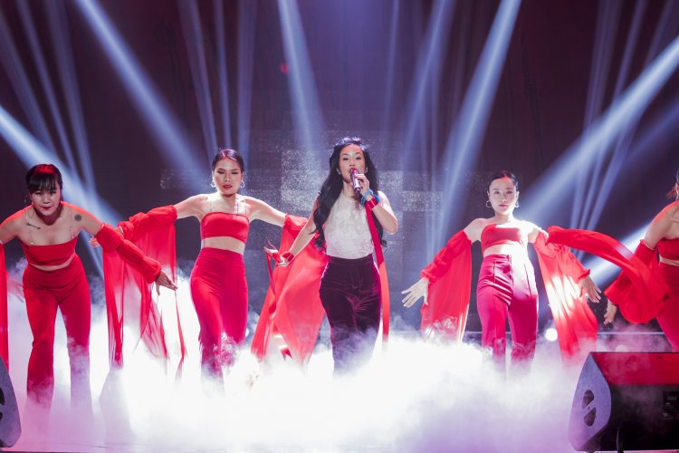 Hồng Nhung hát Bùa Yêu: Diva vẫn bị chê như thường!