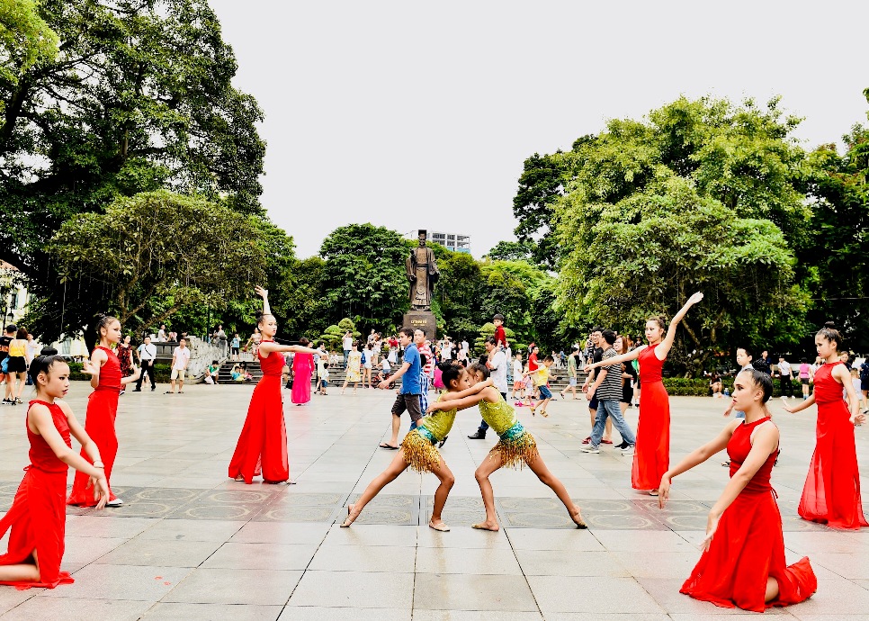 Không khí Tết Độc lập trên phố phường Hà Nội