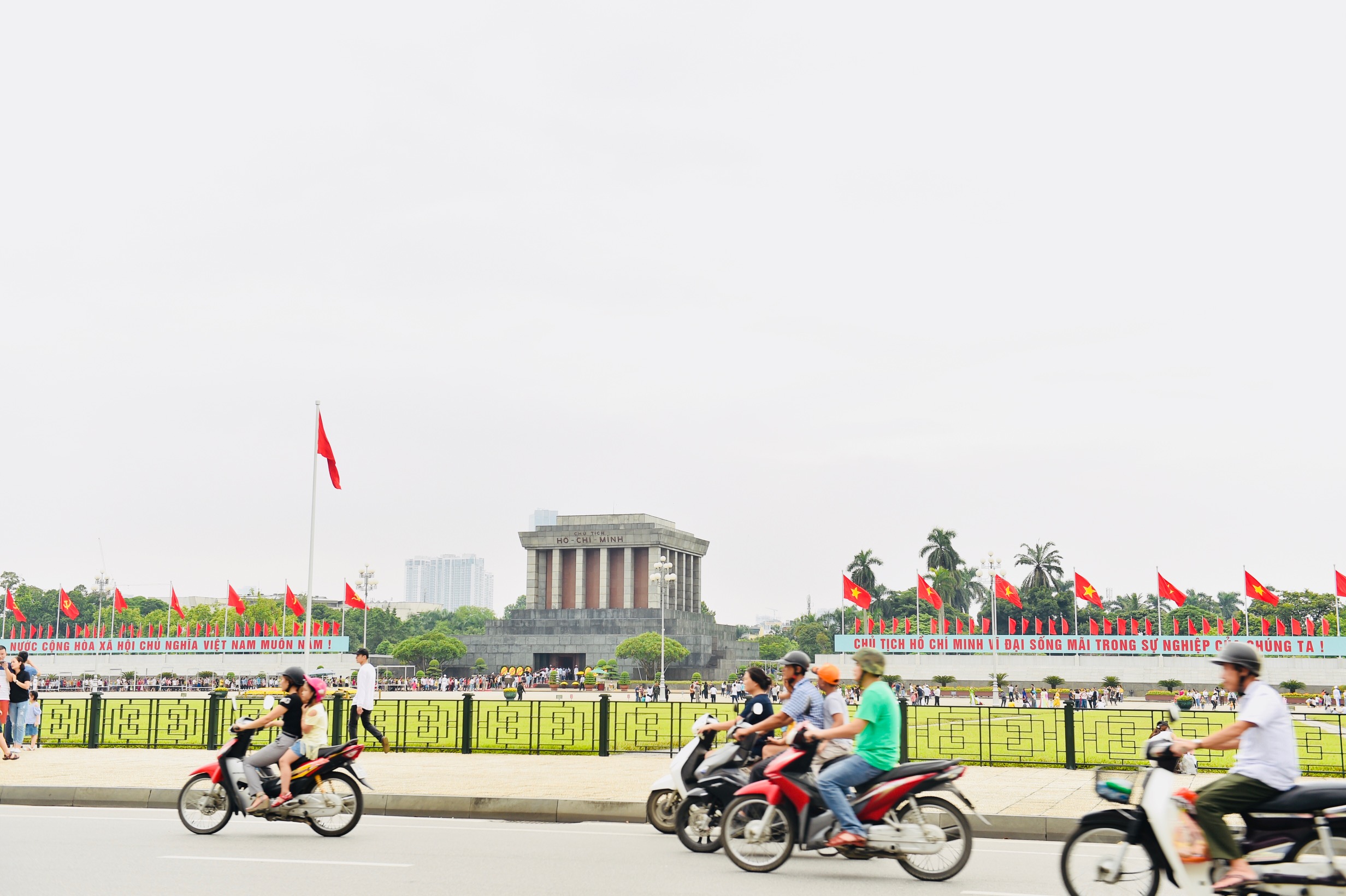 Không khí Tết Độc lập trên phố phường Hà Nội