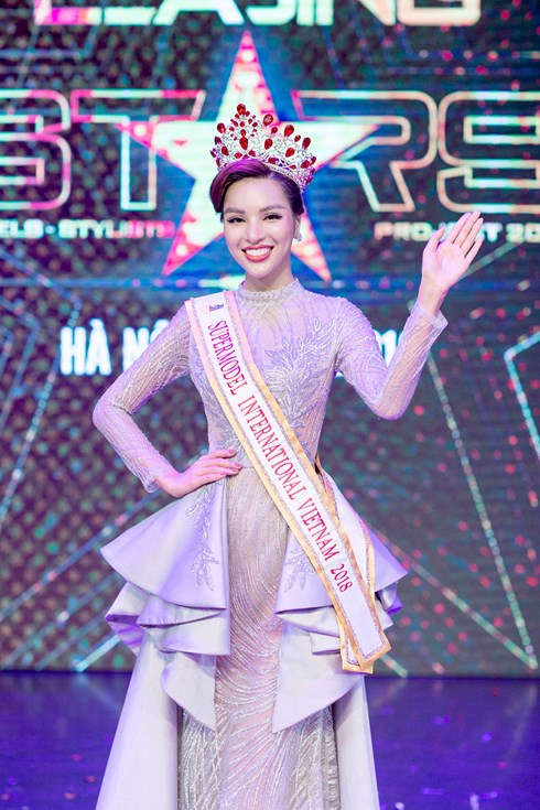 Người đẹp sở hữu đôi chân dài nhất làng mẫu chính thức dự thi Siêu mẫu Quốc tế 2018 Người đẹp sở hữu đôi chân dài nhất làng mẫu chính thức dự thi Siêu mẫu Quốc tế 2018