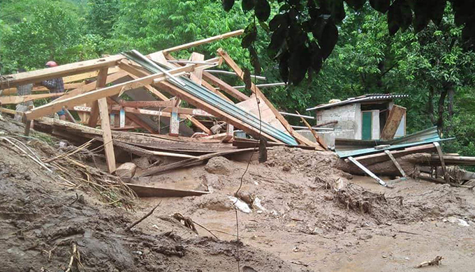 Huyện biên giới Thanh Hoá bị phá huỷ sau cơn lũ lớn