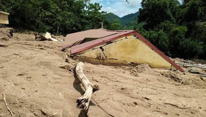 Huyện biên giới Thanh Hoá bị phá huỷ sau cơn lũ lớn