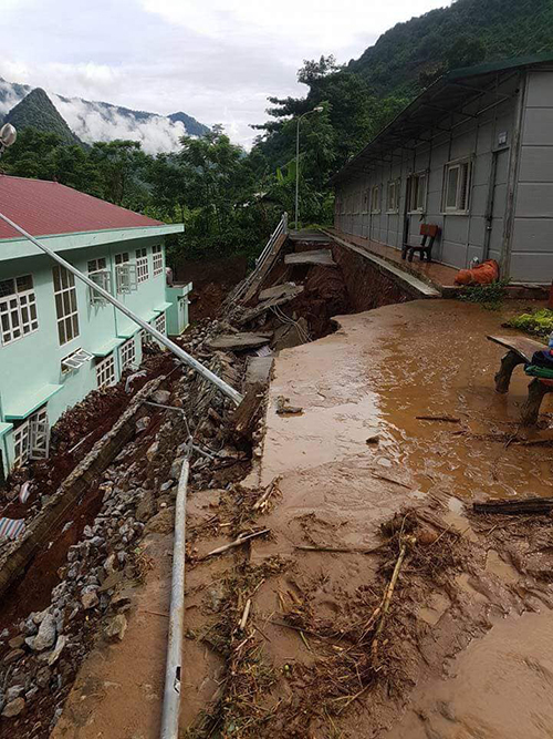 Huyện biên giới Thanh Hoá bị phá huỷ sau cơn lũ lớn