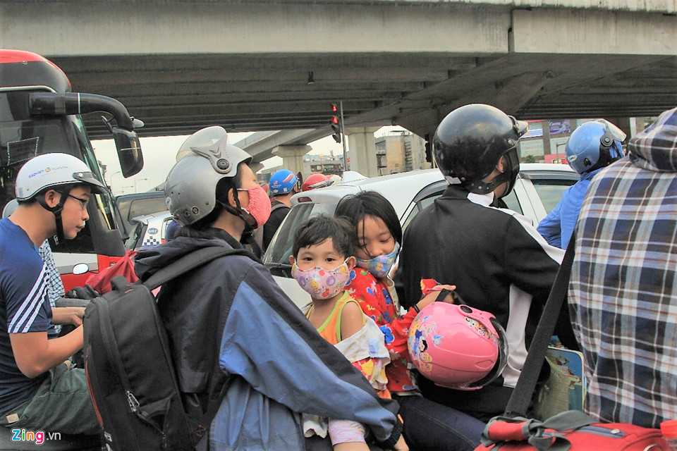 Cửa ngõ thành phố ùn ứ trong ngày đầu đi làm sau dịp lễ 2/9