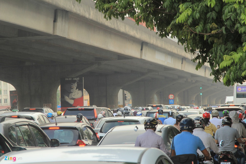Cửa ngõ thành phố ùn ứ trong ngày đầu đi làm sau dịp lễ 2/9