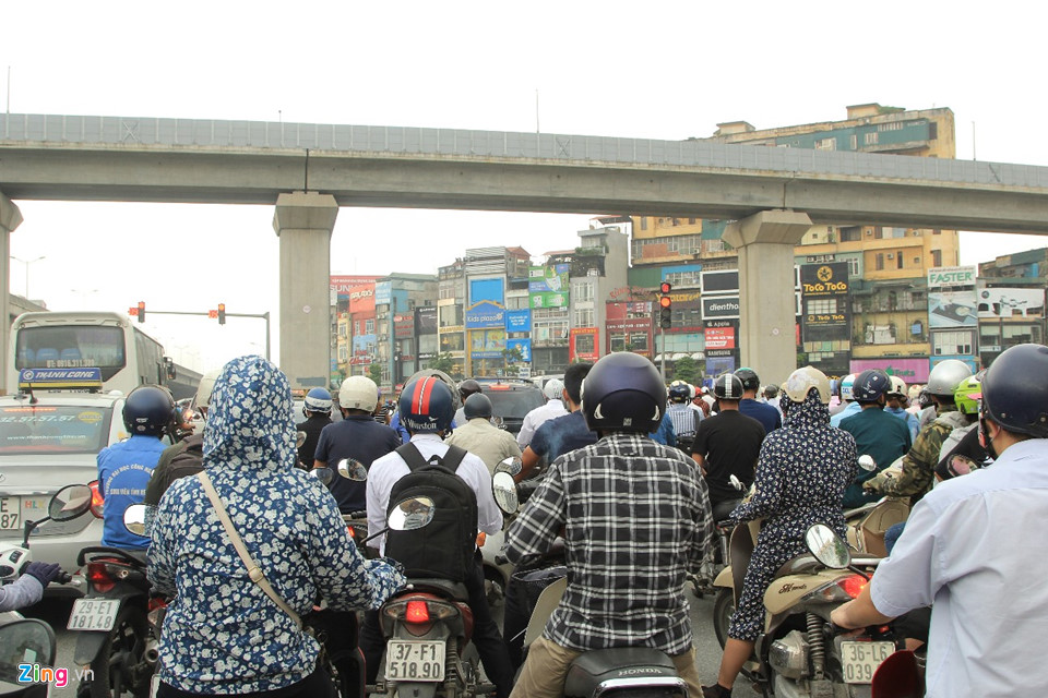 Cửa ngõ thành phố ùn ứ trong ngày đầu đi làm sau dịp lễ 2/9