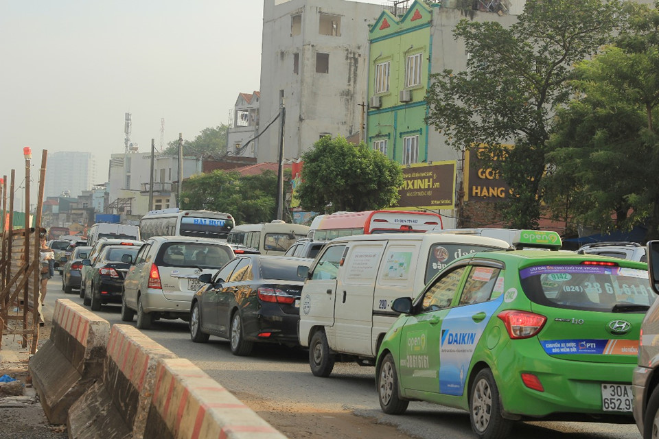 Cửa ngõ thành phố ùn ứ trong ngày đầu đi làm sau dịp lễ 2/9