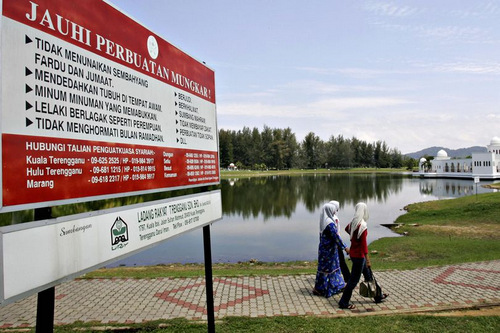 Malaysia lần đầu phạt đòn roi phụ nữ có quan hệ đồng tính