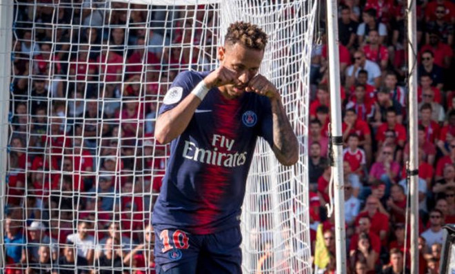 Bị chê trẻ con, Neymar chọc tức đối thủ bằng màn ăn mừng khóc nhè