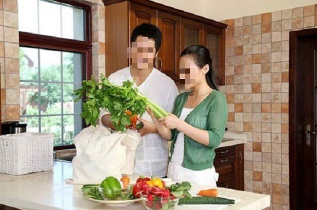 Chồng bất ngờ xung phong đi siêu thị mua đồ cho vợ và bí mật chiếc quần thể thao mặc ngược liên quan mật thiết