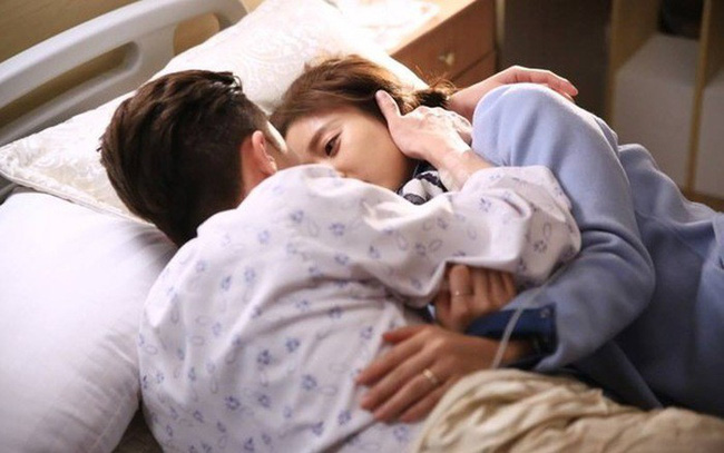 Sợ nhân tình bị vợ đánh, chồng đang ốm liệt giường vẫn bất chấp tất cả để vùng dậy bảo vệ cô ả