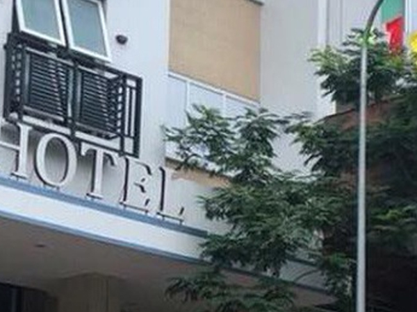 TP HCM: Một người rơi từ tầng cao của khách sạn xuống đường