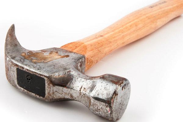 Tạm giữ nghi can dùng búa đánh vào đầu em vợ