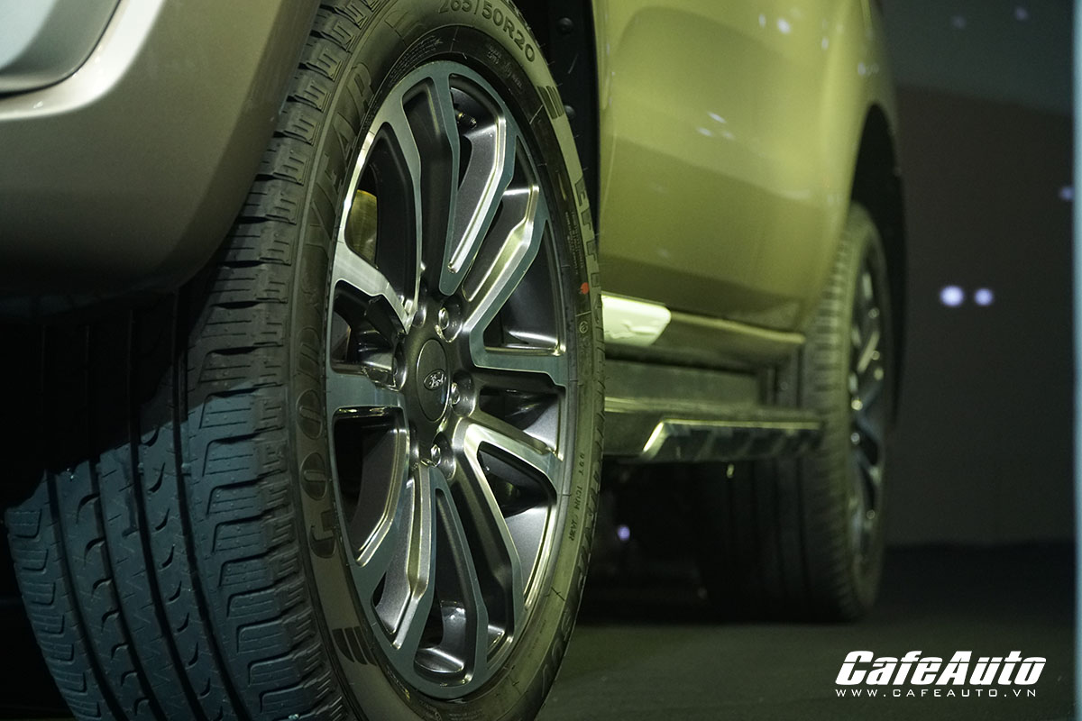Ford Everest 2018 ra mắt so kè Fortuner, giá từ 1,12 tỷ đồng