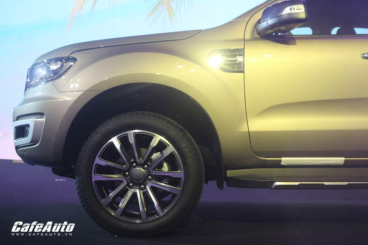 Ford Everest 2018 ra mắt so kè Fortuner, giá từ 1,12 tỷ đồng