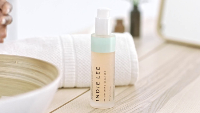 7 sản phẩm 2in1 rửa mặt kiêm làm sáng da giúp chị em tút tát lại làn da sau một mùa hè đen sạm vì cháy nắng