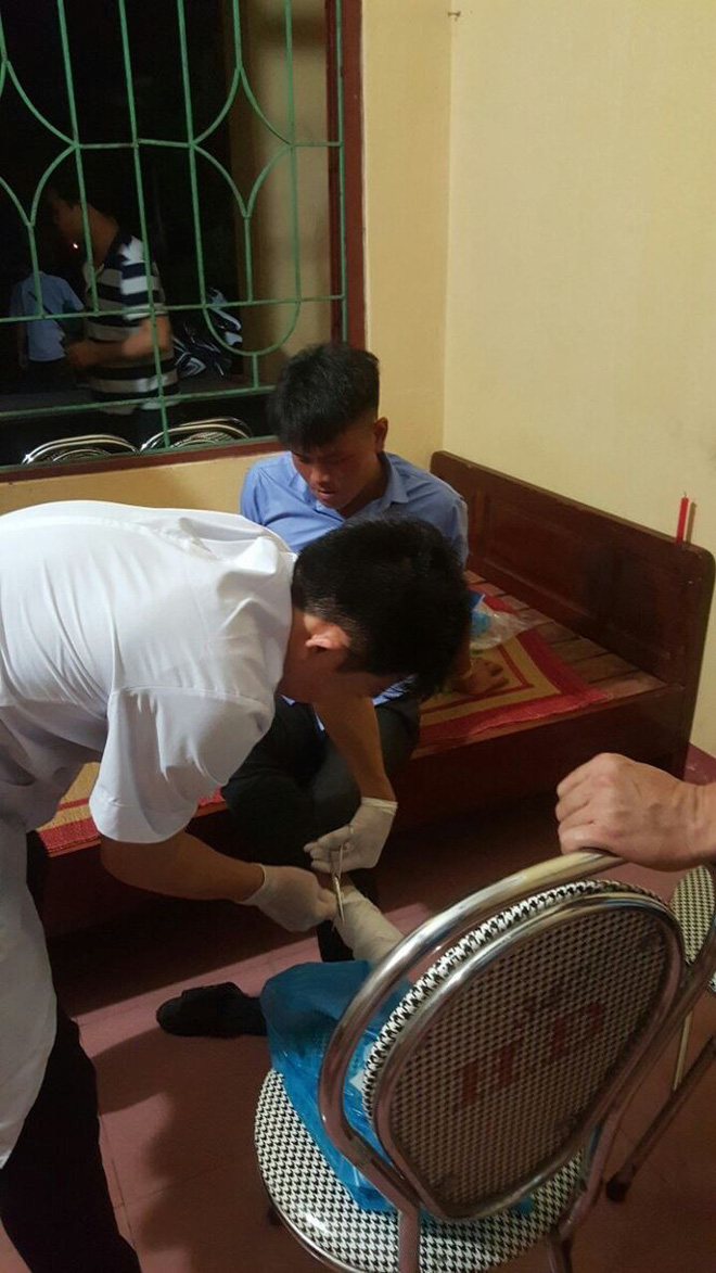 Lập phòng khám dã chiến cứu trợ người dân