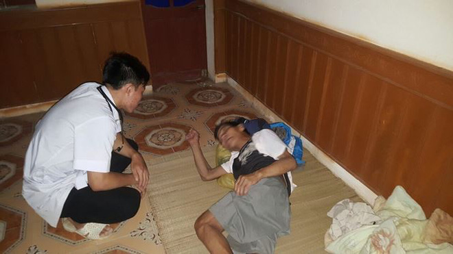 Lập phòng khám dã chiến cứu trợ người dân