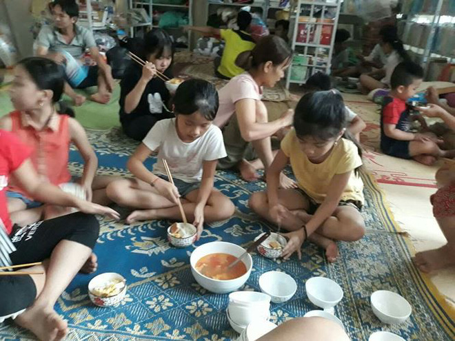 Lập phòng khám dã chiến cứu trợ người dân